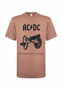 Světle hnědé tričko s černou grafikou děla a logem "AC/DC" nad textem "FOR THOSE ABOUT TO ROCK" v černé barvě.