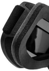 Zwarte verstelbare band met getextureerd schuimvulling, met een matte oppervlakte en een label waarop "MADE IN ITALY" staat, dat de herkomst benadrukt.