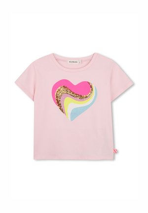 Lichtroze T-shirt met korte mouwen en een meerkleurig hartontwerp met roze, goudkleurige glitters, geel, wit en blauwe wervelingen aan de voorkant.