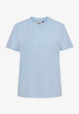 Helles, blaues Baumwoll-T-Shirt mit kurzen Ärmeln, Rundhalsausschnitt und kleinem weißen Chevron-Logo auf der linken Brust. Glatte Textur, lockere Passform.