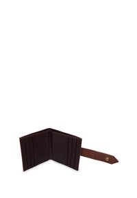 Kožna novčanica s tamnocrvenim unutrašnjim dijelom, koja sadrži više utora za kartice, ravni odjeljak te smeđi remen s kopčom na dugme.