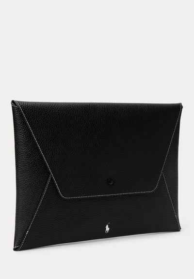 Schwarze Leder-Umschlag-Clutch mit weißen Kontrastnähten, Druckknopfverschluss und kleinem weißen Polospieler-Logo unten in der Mitte.