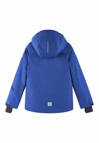 Blaue wasserdichte Jacke mit Kapuze, langen Ärmeln und grauem Logo auf dem Rücken. Verfügt über reflektierende Akzente und schwarze Bündchen. Glatte Textur.