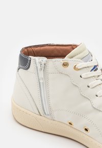 Witte leren hoge sneakers met een getextureerde crème zool, ritssluiting aan de zijkant, gouden vetten en een contrasterende donkergrijze accent aan de kraag.