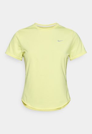 Gul kortermet treningsskjorte laget av fukttransporterende stoff. Har en rund halslinje og en liten grå Nike-logo på brystet.