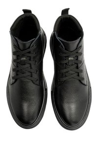 Paire de bottines en cuir noir avec lacets, bouts ronds, surface texturée et languettes à l'arrière, vues de dessus.