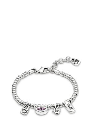 Bracciale con perline d'argento con ciondolo in pietra viola, un ciondolo a forma di occhio e due targhette con le scritte "UNO" e "SUERTE". Dettaglio della chiusura regolabile.