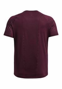 Camiseta deportiva de color burdeos con mangas cortas, textura suave y detalle de malla en la parte posterior para mayor transpirabilidad. Cuello redondeado.