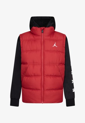 Rode puffer vest met lange zwarte mouwen, ritssluiting, zijzakken en witte logo op de borst, met een gewatteerde structuur en capuchon.