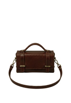 Kleine rechteckige braune Lederhandtasche mit einem oberen Griff, einer Frontklappe mit Schnallendetails und einem abnehmbaren langen Schulterriemen.