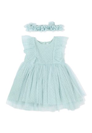 Vestito azzurro per bambina con maniche corte arricciate, tessuto in tulle a pois, fascia per capelli abbinata con volant su sfondo bianco.