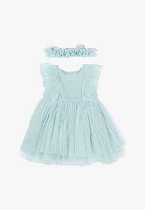 Vestito azzurro per bambina con maniche corte arricciate, tessuto in tulle a pois, fascia per capelli abbinata con volant su sfondo bianco.