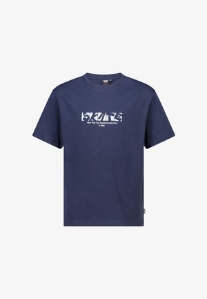 Camiseta de algodón azul marino con mangas cortas, cuello redondo y texto impreso en blanco que dice "SKATE New York City Skateboarding Club 1989".