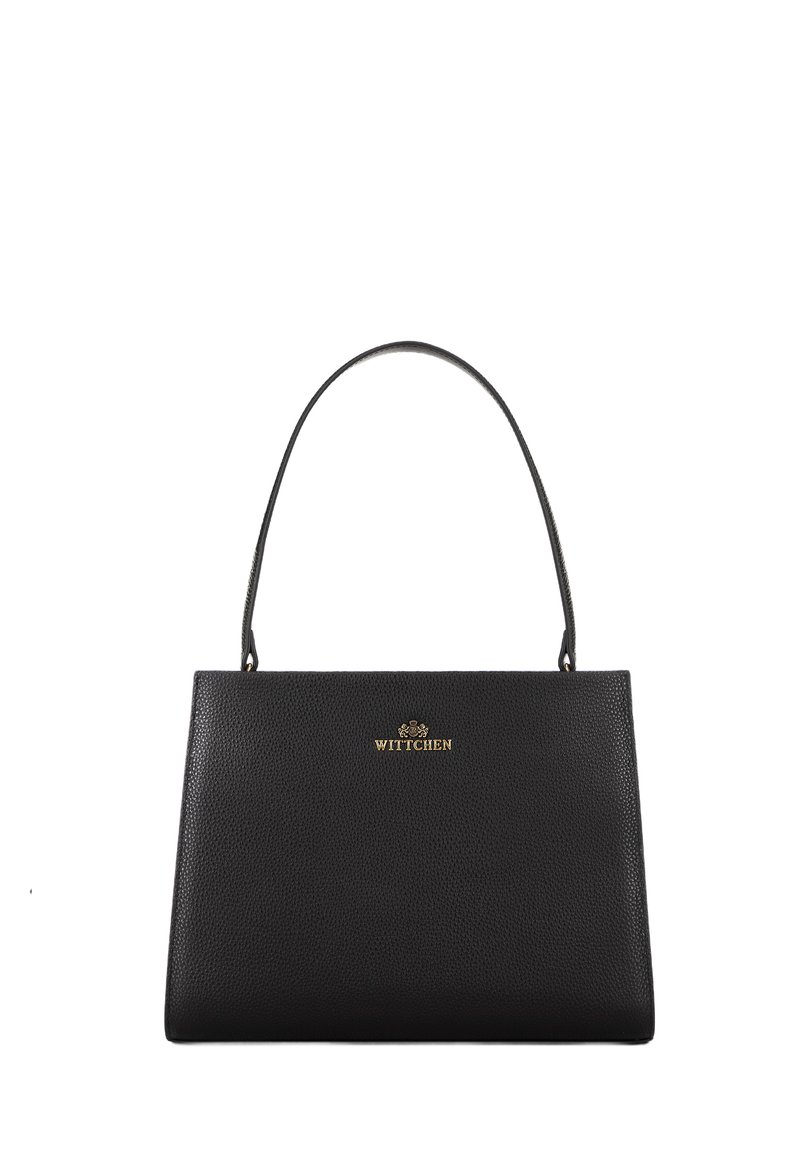 Schwarze Lederhandtasche mit strukturierter Form, texturierten Oberflächen und einem dünnen Schulterriemen. Mit goldfarbenem, eingeprägtem Logo auf der Vorderseite.