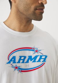 Under Armour STACKED STARS  - Top dugih rukava - white/red