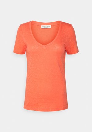 T-shirt pour femme à manches courtes et col en V de couleur orange corail, doté d'un tissu doux légèrement texturé et d'une étiquette de marque à l'intérieur du col.