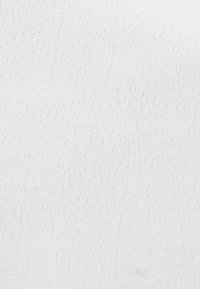 Vit texturerad tyg med en subtil lyster, som visar fina horisontella linjer och en jämn yta. Inga distinkta mönster eller hårdvara synliga.