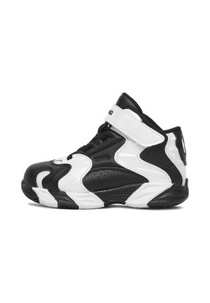 Sneaker alta bianca e nera con strap in Velcro, chiusura con lacci e suola texturizzata, vista lateralmente su sfondo bianco.