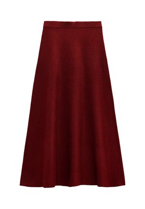 Sukienka w kształcie litery A do kolan w głębokim odcieniu czerwieni, wykonana z miękkiej, teksturowanej tkaniny, z gładkim pasem w talii i bez widocznych wzorów.