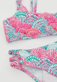 Conjunto de bikini de dos piezas con un vibrante patrón de conchas en rosa y turquesa, hecho de un material elástico con tirantes finos y un diseño fruncido.