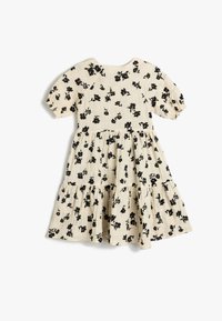 Robe florale en crème avec un motif de fleurs noires. Elle présente des manches bouffantes courtes, un corsage ajusté et une jupe en couches. Tissu texturé.