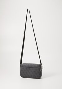 Bolso cruzado gris hecho de tela texturizada, con cierre con cremallera, correa ajustable y superficie con patrones que incluyen detalles de logotipo.
