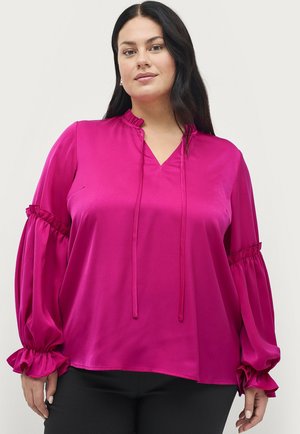 Fuchsia satin bluse med v-hals, samlede ærmer og flæser ved håndleddene. Stofret er glat, hvilket skaber en flydende silhuet.