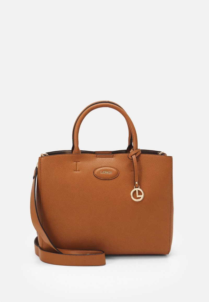 Sac à main en cuir marron avec des poignées doubles, une bandoulière amovible, une surface texturée, des accessoires en or et un accent de logo.