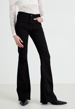 Schwarze ausgestellte Jeans aus einem dehnbaren Baumwollgemisch mit mittlerer Leibhöhe und fünf Taschen. Verfügt über eine glatte Textur und subtile Nähakzente.