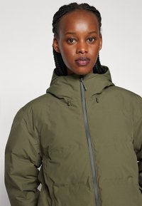 Patagonia JACKSON GLACIER PARKA - Dūnu mētelis - basin green