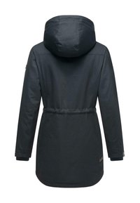 Dunkelblaue Kapuzenjacke mit taillierter Taille. Sie verfügt über lange Ärmel, elastische Bündchen und ein glattes, wasserdichtes Material. Minimalistisches Design.