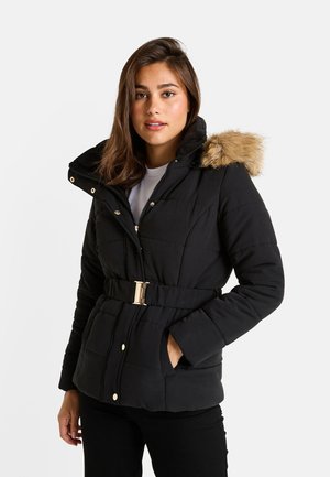 Chaqueta negra acolchada con capucha forrada de piel, cinturón en la cintura, bolsillos frontales y detalles de hardware en tono dorado. Textura suave con diseño acolchado.