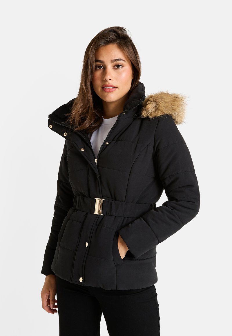 Chaqueta negra acolchada con capucha forrada de piel, cinturón en la cintura, bolsillos frontales y detalles de hardware en tono dorado. Textura suave con diseño acolchado.
