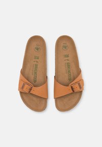 Sandalias de cuero marrón con una sola correa ajustable, plantillas de corcho y superficie texturizada. Talla 38, fabricadas en Alemania.