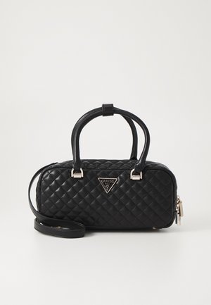 Borsa a tracolla in pelle nera trapuntata con doppi manici, tracolla removibile, hardware in tonalità argento e un accento triangolare del logo sulla parte frontale.