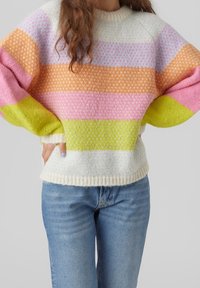 Pull multicolore à larges manches. Présente des rayures rose, orange, jaune, bleu et crème. Texture douce et ourlet côtelé.