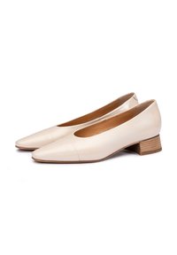 Beige leather pumps with a pointed toe, subtle front seam, and 2.5 cm wooden block heel. Smooth texture with a glossy finish.