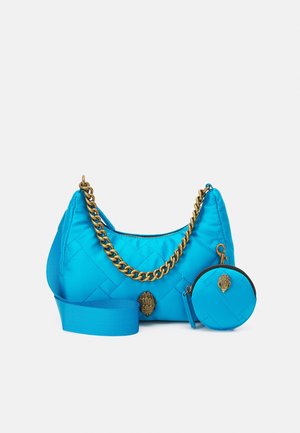 Sac à bandoulière en nylon bleu matelassé avec une chaîne dorée et une petite pochette ronde pour pièces détachable. Il est doté d'une sangle plate et large en tissu ainsi que d'une fermeture éclair.