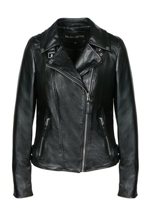 Zwarte bikerjack van nepleer met asymmetrische ritssluiting aan de voorkant, ritszakken aan de zijkant, brede revers en zilverkleurige hardware.