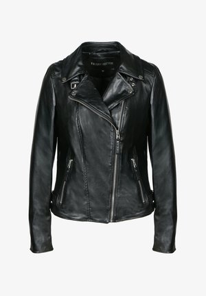 Zwarte bikerjack van nepleer met asymmetrische ritssluiting aan de voorkant, ritszakken aan de zijkant, brede revers en zilverkleurige hardware.