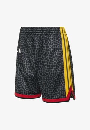 Schwarze Sportshorts mit grau getupftem Muster, gelben Seitenstreifen, roter Einfassung am Saum und einem weißen Logo auf der linken Seite.