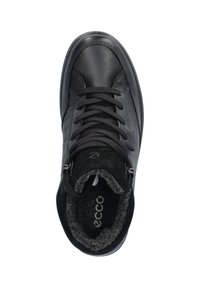 Czarne skórzane botki za kostkę z teksturowanym wykończeniem, okrągłym noskiem i płaską gumową podeszwą. Zawierają czarne sznurowadła i subtelne logo na pięcie.