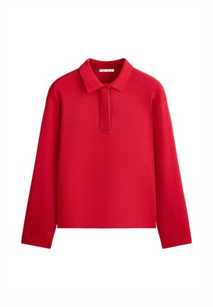 Tricou polo roșu cu mâneci lungi, cu guler și cu o fenta ascunsă pentru nasturi, afișat pe un fundal alb.