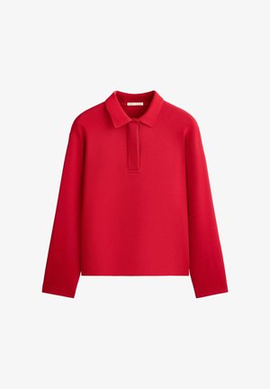 Rdeča polo majica z dolgimi rokavi, ovratnikom in skritim gumbnim zapiranjem, prikazana na belem ozadju.