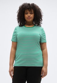 Žaliai baltų dryžių marškinėliai su apvalia iškirpte ir trumpomis rankovėmis, pasižymintys minkšta tekstūra ir figūrą prilaikančia forma.