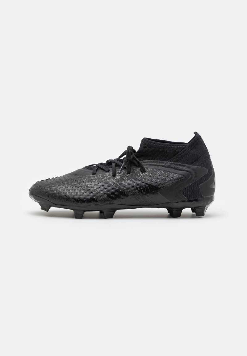 Schwarze Fußballschuhe mit strukturiertem Synthetik-Obermaterial, niedrigem Design, Schnürverschluss und geformten Stollen für Griffigkeit auf Rasenflächen.
