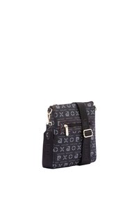 Borsa a tracolla in tessuto nero con un motivo ripetuto di logo. Presenta una tasca frontale con zip e una tracolla regolabile. Accenti in metallo argentato.