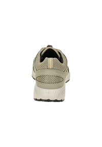 Grauer und schwarzer Sportschuh mit Obermaterial aus Mesh, gepolsterter Knöchelkante und weißer Sohle. Verfügt über einen gelben Akzentstreifen auf der Rückseite.