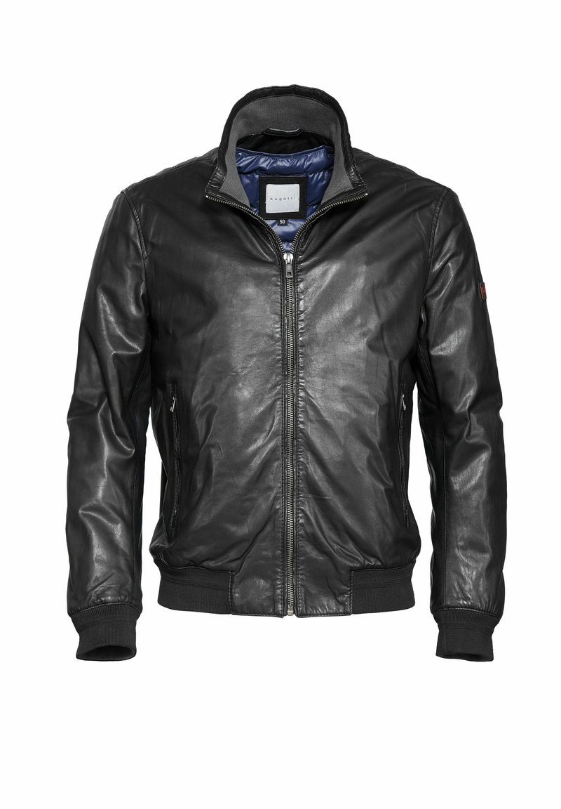 Veste en cuir noir avec fermeture éclair frontale, poignets et ourlet côtelés, col montant, et deux poches latérales zippées, ouverte pour révéler la doublure intérieure bleue.