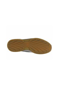Suola di scarpa con un design del battistrada ondulato, presenta una base in gomma color sabbia e una parte superiore grigia. Nessun marchio o motivo visibile.